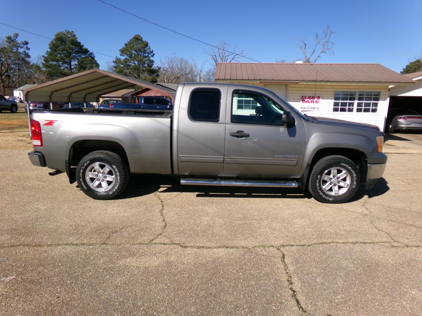 2012 Magna Steel Meetallic /Black GMC Sierra 1500 SLE Ext. Cab 4WD (1GTR2VE70CZ) with an 5.3L V8 OHV 16V FFV engine, 6-Speed Automatic transmission, located at 401 First NE, Bearden, AR, 71720, (870) 687-3414, 33.726528, -92.611519 - Photo#1